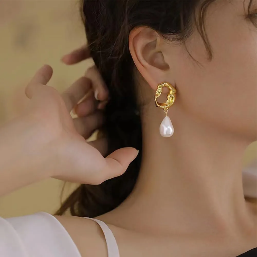 18k Gold Baroque Pearl Dangling Earrings for Women Irregular White Pearl Chunky Metal Drop Dangle Stud Earrings Vintage Statement Jewelry Gifts