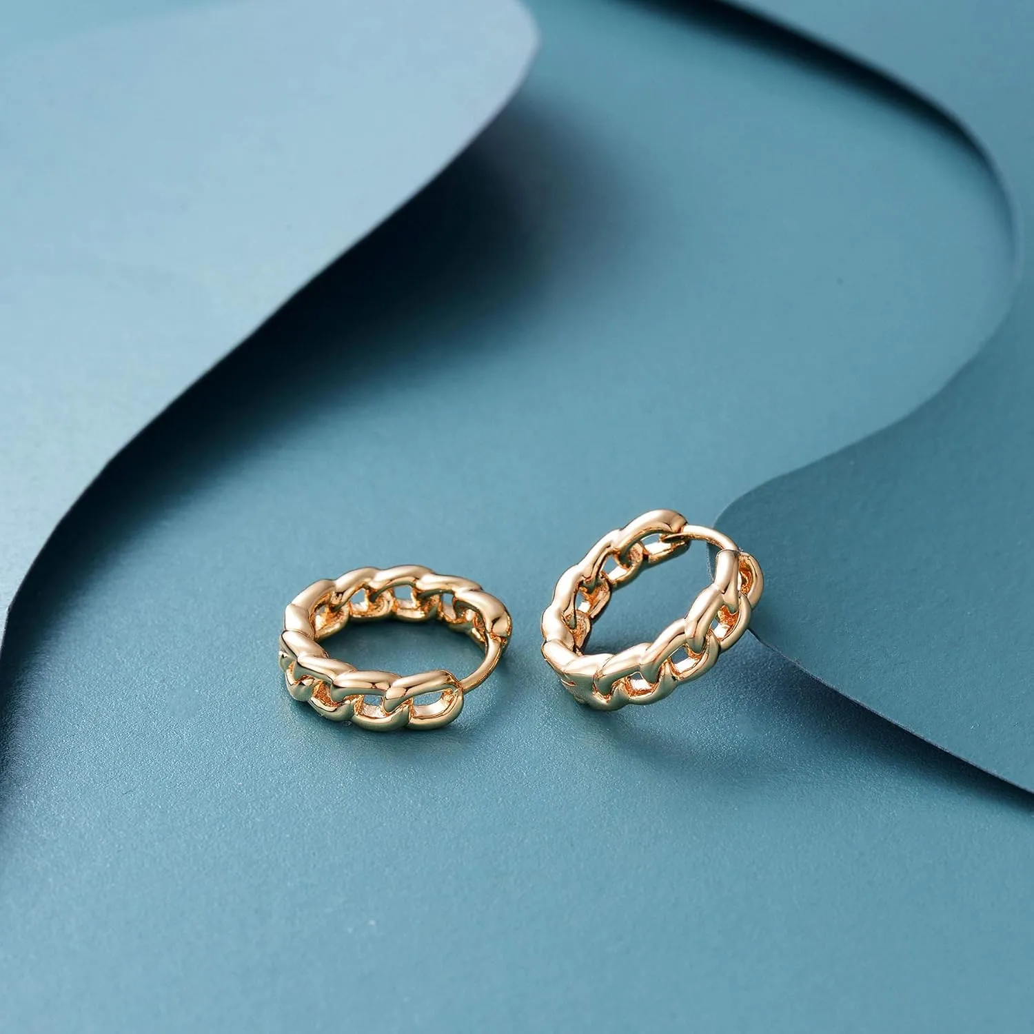 MEVECCO Gold Hoop Earrings for Women 18K Gold Plated Huggie Earrings Handmade Simple Minimalism Hoop Hypoallergenic Earrings for Everyday Jewelry