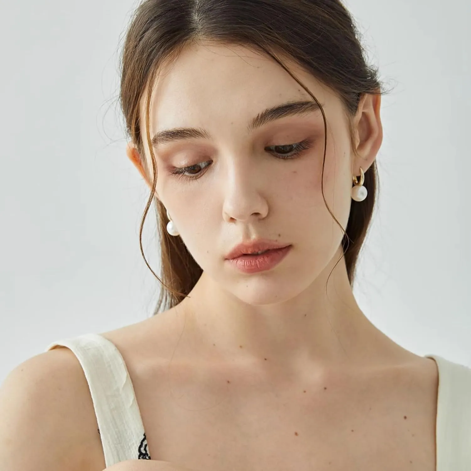 Pearl Hoop Earrings, Pearl Huggie Earrings for Women Big Gold Pearl Earrings Dainty 12 mm Pearl Drop Earrings Dangle Hoop earring as Girls Leverback Earrings Vintage Jewelry Wedding Gifts